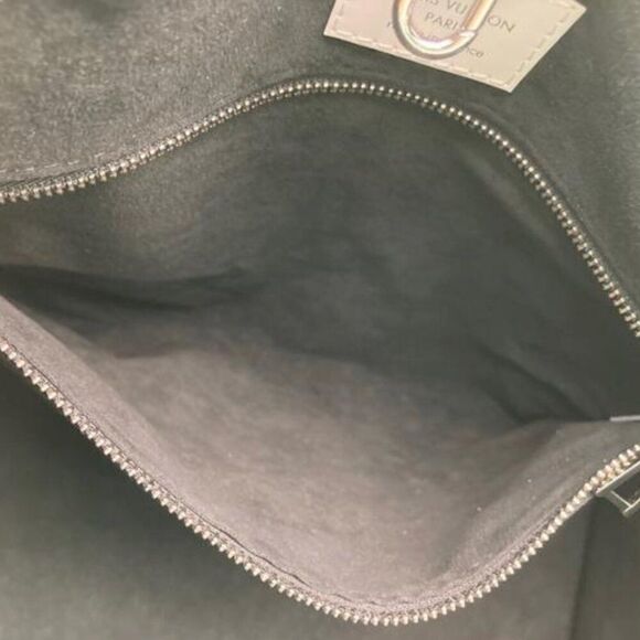 Louis Vuitton Epi Onthego MM in Grenade White Tote Shoulder Handbag - Picture 11 of 13